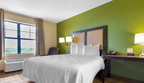 Queen studio with 1 Queen Bed - Disability Access/Non-Smoking