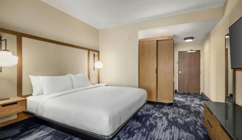 King Suite with Sofa Bed and Adapted Tub - Mobility Accessible