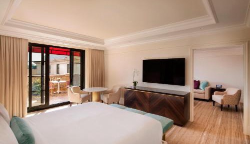 Caroline Astor Suite, Suite, 1 King, Pool view, Balcony