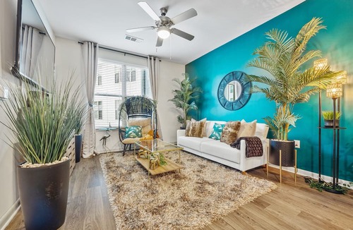 Downtown Decatur Apartment | Jungle on the Square – Luxury 1BR w/Rooftop Lounge, Pool & Gym Access