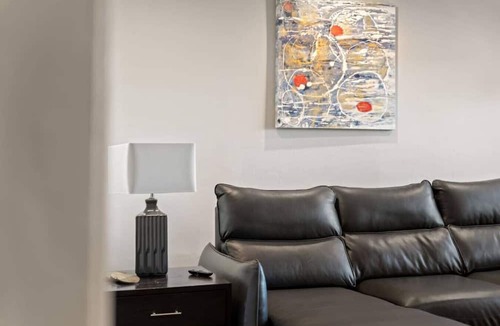 Kessler Apartment | Stylish Local Art | King Bed | Walk Bishop to Arts
