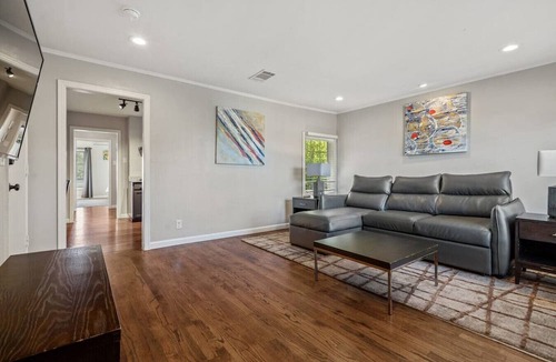 Kessler Apartment | Stylish Local Art | King Bed | Walk Bishop to Arts