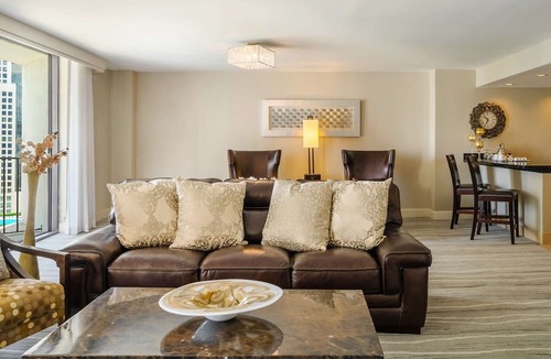 Downtown Miami Hotel | 3 Connecting Suites at a 4⭐️ Hotel