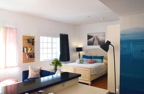City Center Condo | Light-Filled Apt| Steps to Beach Convention Center