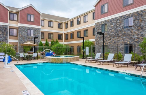 Independence Condo | Free Breakfast. Outdoor Pool & Hot Tub. Great for Business Travelers!