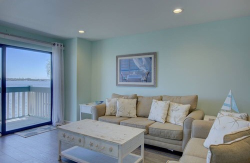 Bradenton Beach Condo | Anna Maria Island Retreat-Beach One Minute Walk-Heated Pool-Free Wi-Fi-Dock-Surr