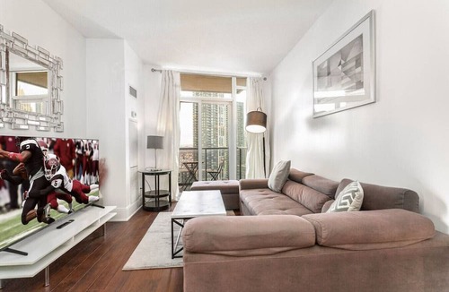 Downtown Mississauga Condo | Luxurious 2BR/2BATH Condo- Steps from Square One