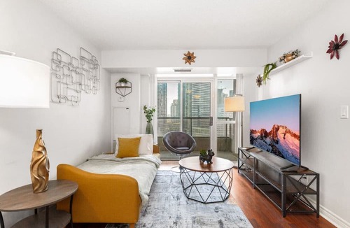 Downtown Mississauga Apartment | Skyline 3BR Condo | Steps to SQ 1 + Free Parking