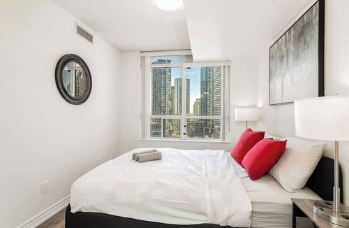 Downtown Mississauga Apartment | Skyline 3BR Condo | Steps to SQ 1 + Free Parking