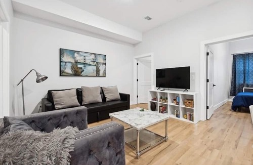 North Ironbound Apartment | Unique modern 3-bedroom apt 8 mins to Newark Airport! 20 minutes to Manhattan