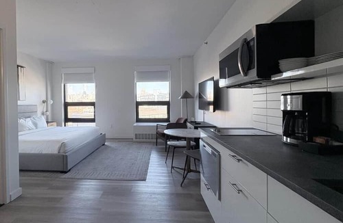 Hunters Point Apartment | Perfectly Located Unit for Urban Explorers – Near Iconic NYC Attractions