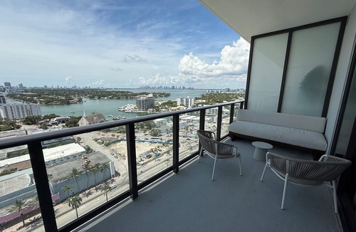 North Beach Apartment | New 1Bed 2bath 20th floor amazing views