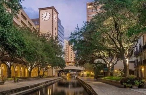 Las Colinas Apartment | Comforts of home with lakeside view near Airport & Toyota Music Factory