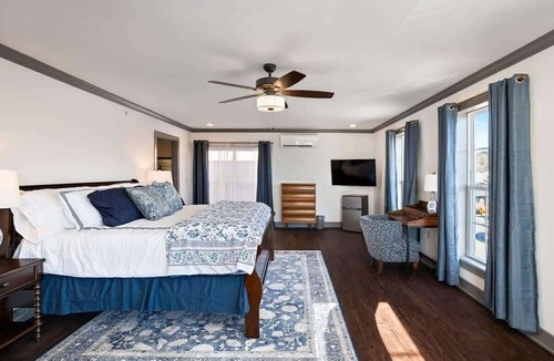 Waldron Apartment | Stay on Main King Bed Scenic Views Eat and Shop