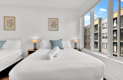 Olde Kensington Apartment | Stunning 2BR Sleeps 6 | near Rocky Steps Philly