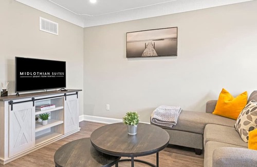 Burlington Apartment | 10 min walk to DT, stylish, free parking | IOB2