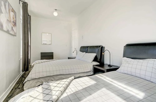 Plateau Mont Royal Apartment | Mont-Royal Apartment & Suite Near La Fontaine Park