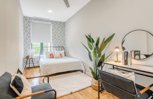 Port Morris Apartment | Sprawling 2BR w King Bed, fast WiFi, 20 minutes to Times Square!