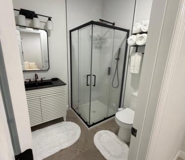 Communipaw Apartment | Modern Luxury 3BR Near NYC & Newark Airport