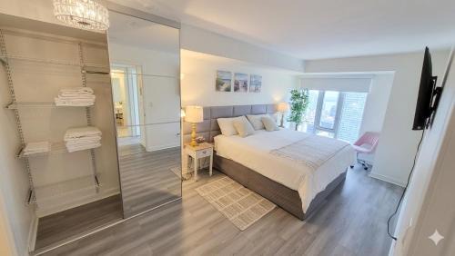 Downtown Toronto Apartment | Luxury 42nd Floor Suite at Pantages, Free Parking, Steps to Eaton Centre & Dundas Sq