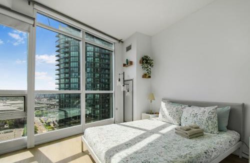 Fort York Apartment | CN Tower Lux Suites - GYM - Pool - Hot Tub - Yoga - Steps to Toronto Stadium & MAJOR INTERNATIONAL SPORTING EVENT Fan Fest