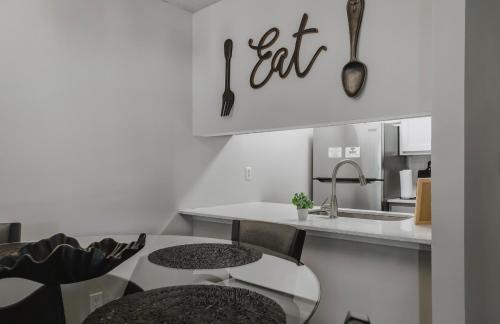 Cumberland Apartment | Midnight Serenity SPACIOUS LUX 1BR POOL NEAR THE BATTERY