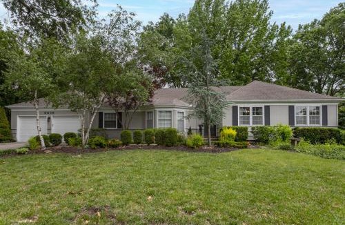 Prairie Village House | Spacious Overland Park Home Walk to Dining 20 Min to Stadium