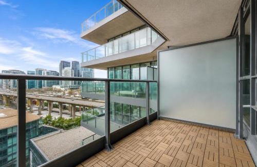 Fort York Apartment | Spacious Skyline 1BR & Den Stay