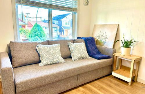 Kensington-Cedar Cottage House | Private Entire Guest Suite, 1 min to bus stops to Downtown and major attractions