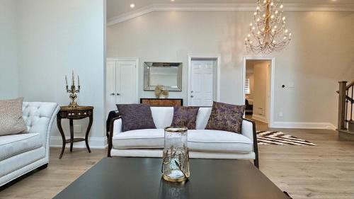 Clarkson-Lorne Park House | Luxury 4BR Retreat with Pool, Piano, Spa & Games