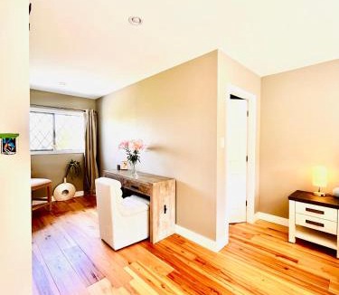 Regional District of Nanaimo Bed & Breakfast | Oceanside Manor - Fancy Room - Golf course & Beach View