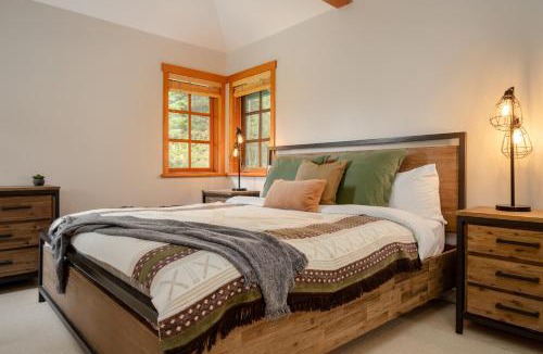 Nordic Estates House | Luxury Mountain Retreat with PRIVATE Hot Tub by Harmony Whistler