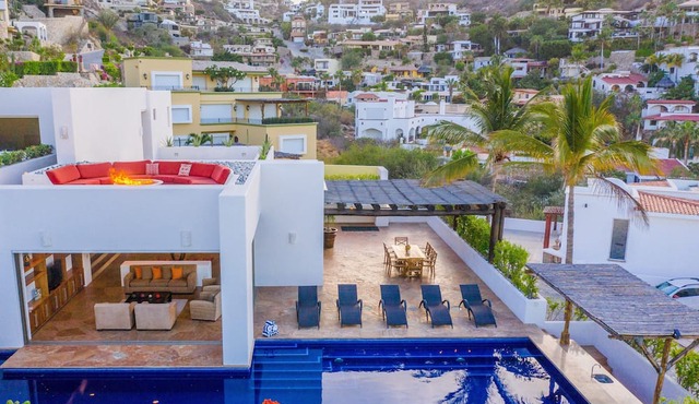 Contemporary, clean, spacious ocean view villa, huge pool, 2 blocks from Marina