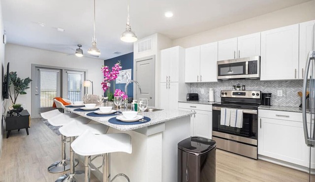 Stylish 1BD: Pool, Fitness & Workspace Oasis
