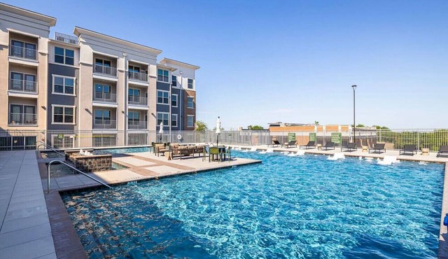 Tranquil Lakeside 1BD: Pool, Workout & Desk Space