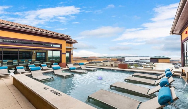 Luxurious Lakeside Retreat: 1BD Pool & Gym