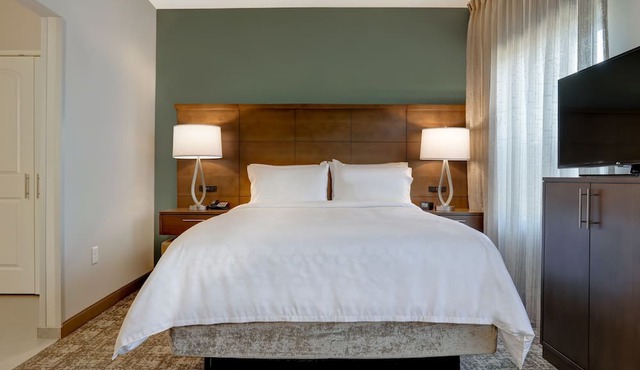 Premium 1BR King Suite w/Sofa Bed in KS