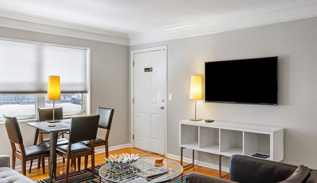 (BC1bC) Affordable World Cup Condo Ideal for Couples Midtown