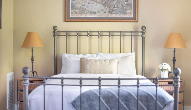 Intimate Studio Hideaway Perfect for Couples by Lucky Savannah