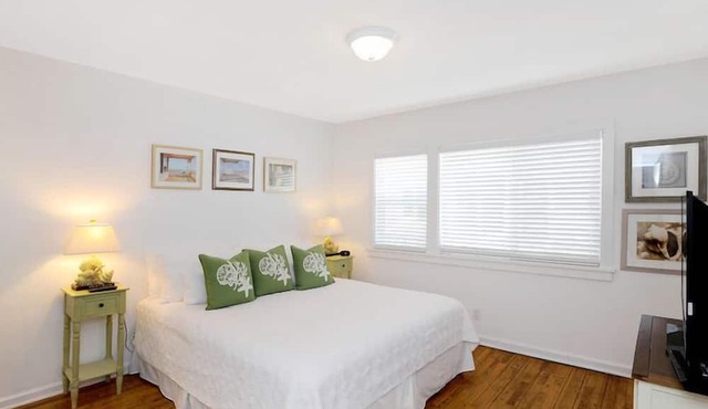 Oceanfront Cottage On Sandy Carbon Beach – Pelican