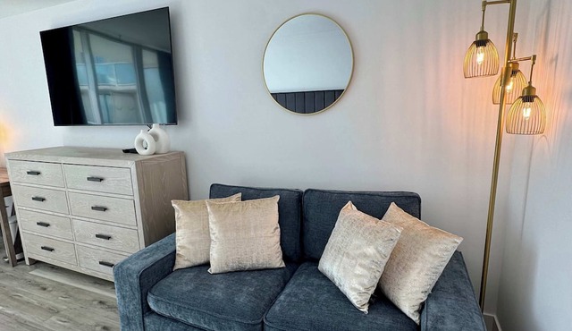 Balcony Ocean Views | Pool, Gym, Wi-Fi & Parking