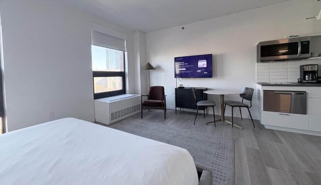 Luxury 2 Bedroom Apartment |Court Square