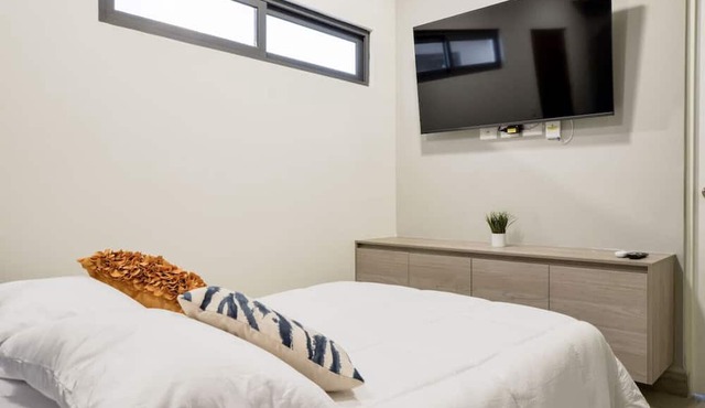 ¡Céntrico & Nuevo! 1 Queen Bed + Double Sofa Bed