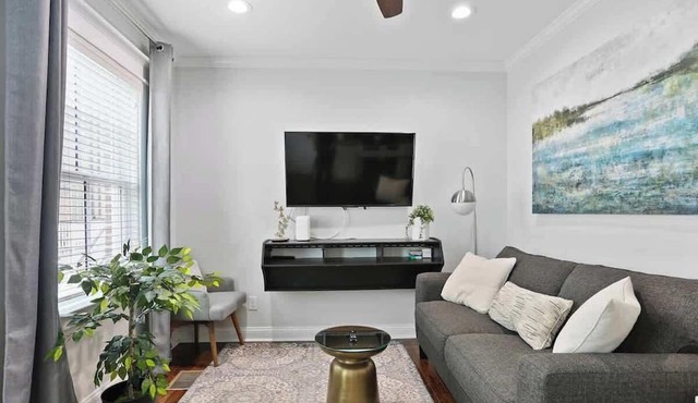 Modern Carriage House Suite in Historic District