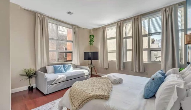 Modern 2-bedroom condo in Center City Philadelphia - Walk to Convention Center