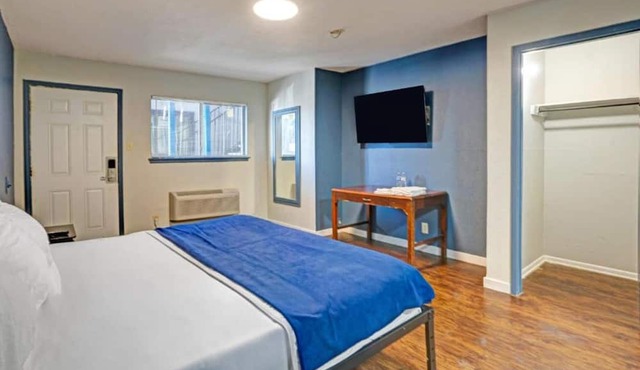 King Bed with Kitchenette Non-Smoking