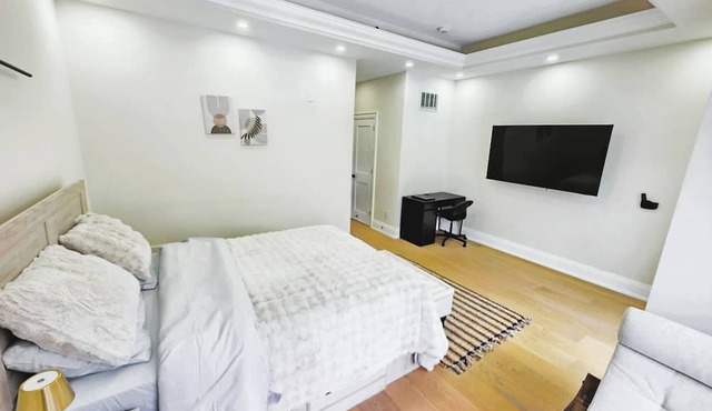 Luxury Premium 4BR Home | Free Parking | Near Downtown Toronto