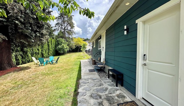 Cozy new 1-bed studio suite with AC & big private yard in charming Burnaby