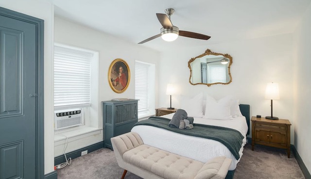 Walk to Main St! Spacious 2BR Bi-Level Sleeps 8