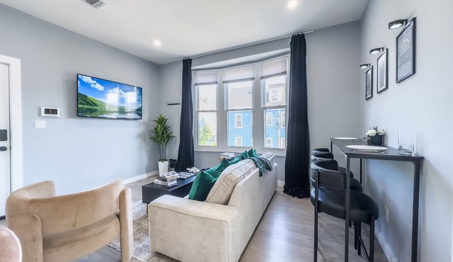 Stylish Secret: 1 FREE parking + walk to train, Sleep 8, ✨10% OFF 7 days
